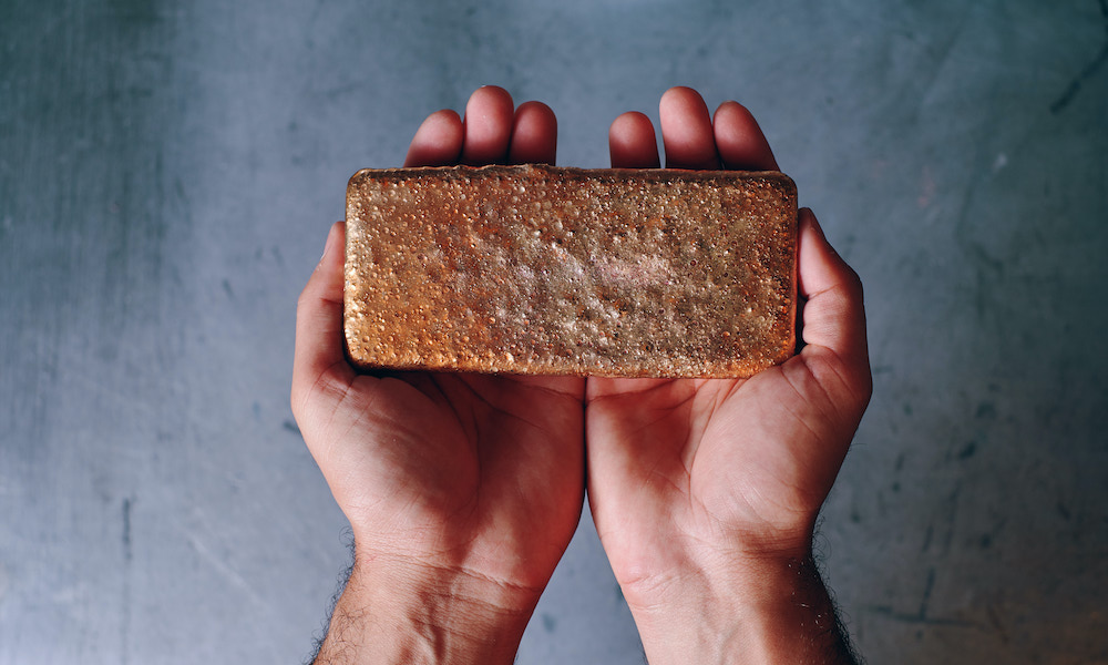 guldsmide - håller i en återvunnen guldtacka 