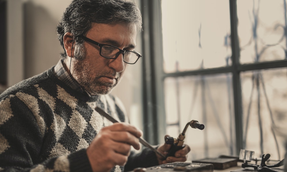 guldsmed arbetar i verkstad på Guldsmedens dag 