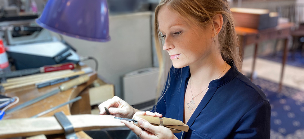 Blue Circles senaste sponsring Jessica Nylund vid arbetsbänken