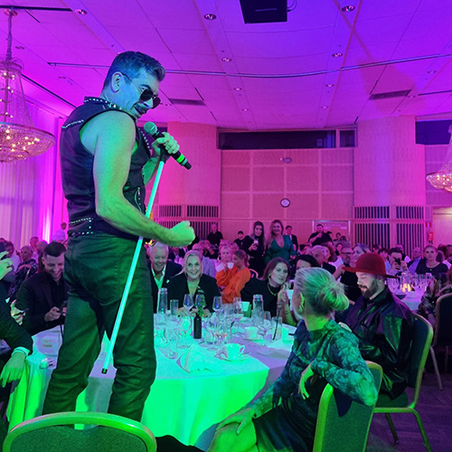 Sångare står på stolen